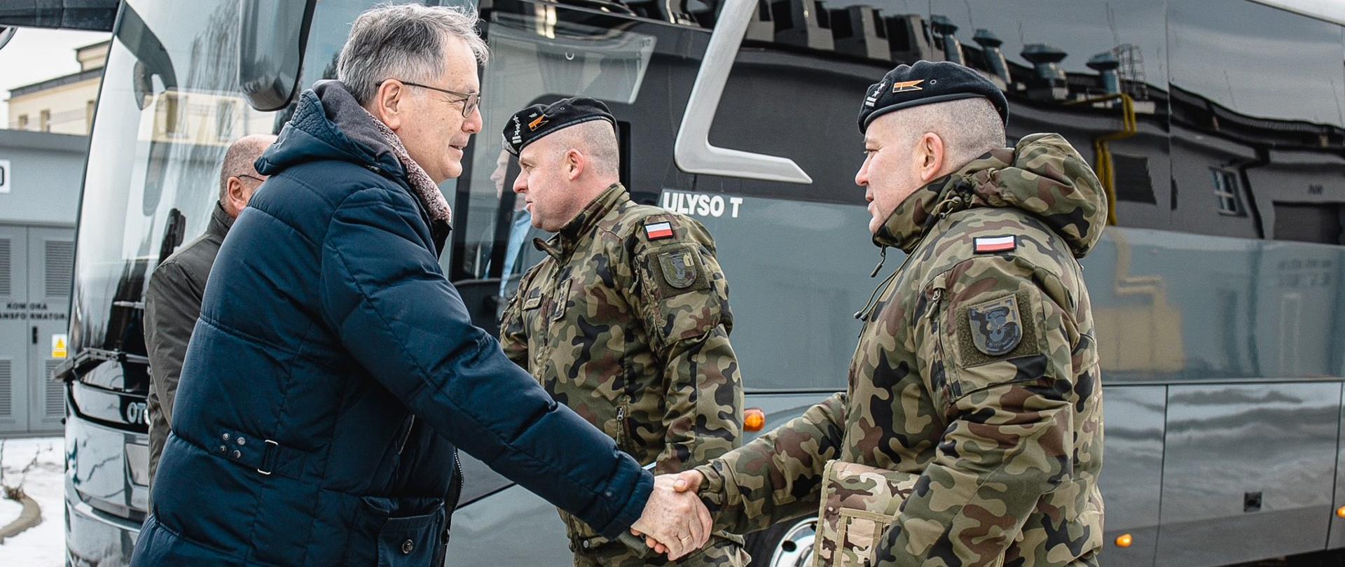 16 lutego 2026 roku w Ministerstwie Obrony Narodowej odbyła się oficjalna wizyta Europarlamentarzystów z Komisji Bezpieczeństwa i Obrony (SEDE). Delegacji przewodniczył: Nicolas Pascual de la Parte. W spotkaniu uczestniczyli również: Helder Sousa Silva, Ana Catarina Mendes, Michał Szczerba oraz Marta Wcisło. Ze strony MON, gospodarzami spotkania byli: Dyrektor Grzegorz Kozłowski oraz generał Mariusz Ochalski.

