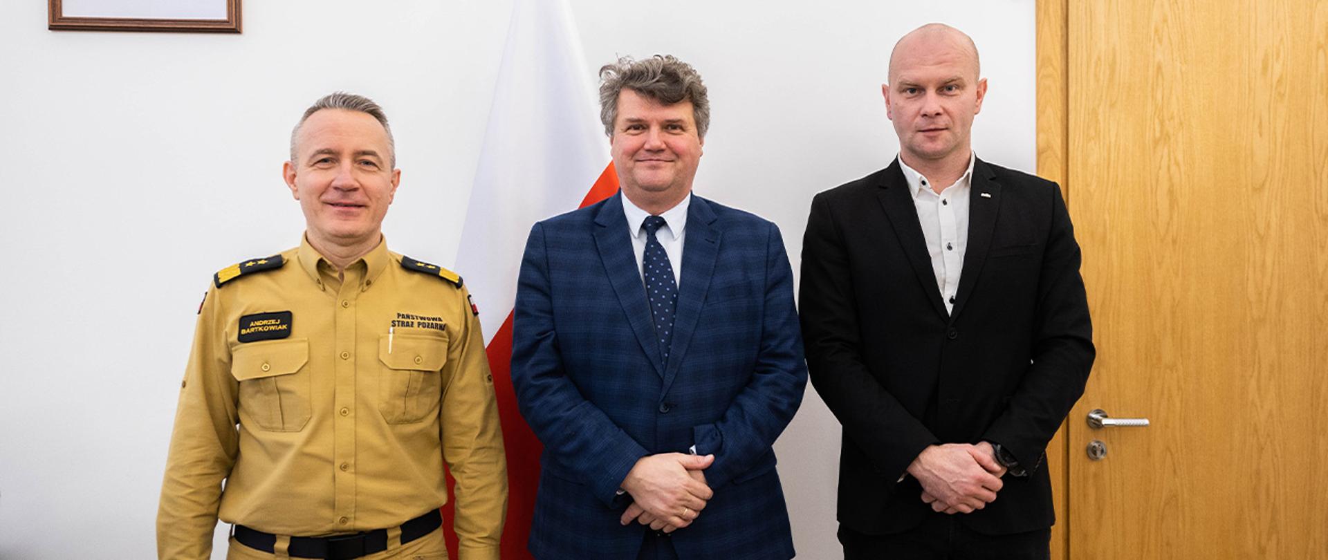 Na zdjęciu komendant główny Państwowej Straży Pożarnej generał brygadier Andrzej Bartkowiak, wiceminister Maciej Wąsik oraz przewodniczącym KSP NSZZ „Solidarność” Bartłomiej Mickiewicz.