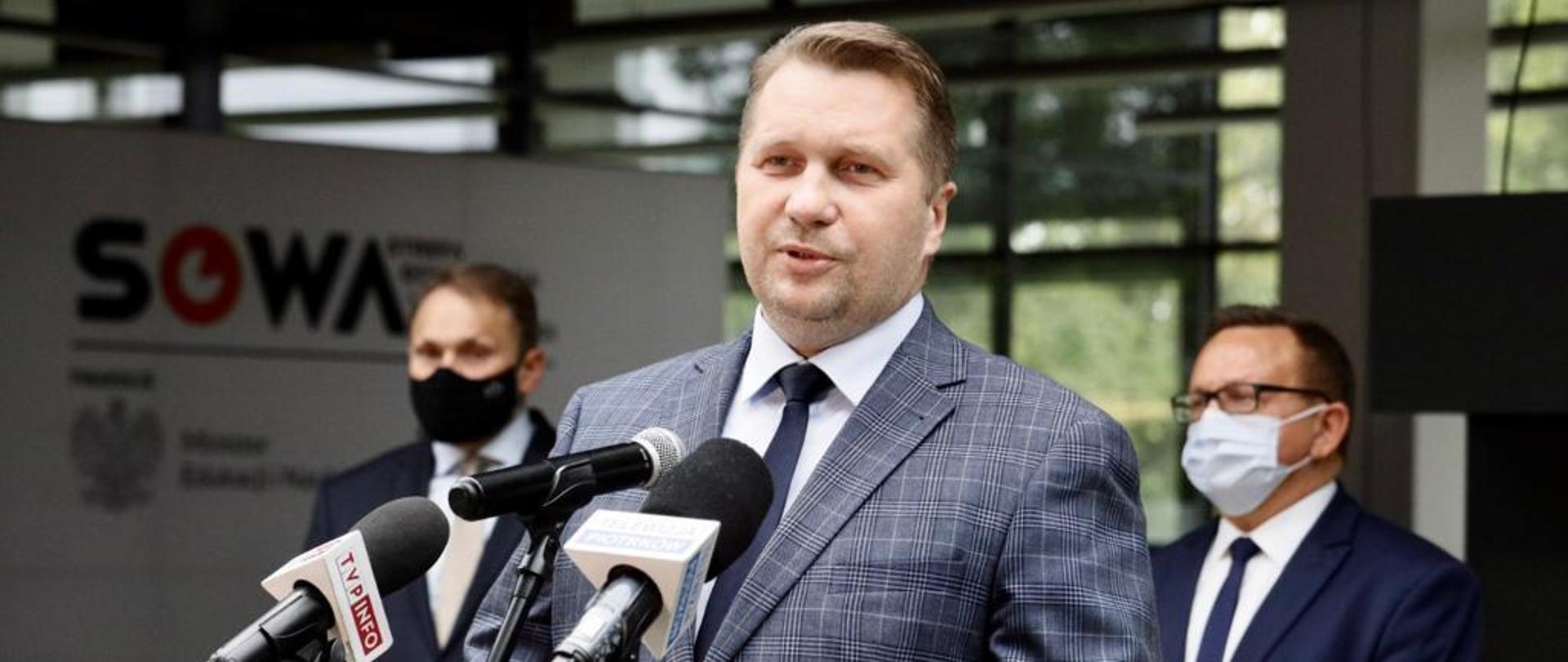 Minister Przemysław Czarnek przemawia przed mikrofonem podczas inauguracji pierwszej SOWY. W tle inni uczestnicy wydarzenia. 