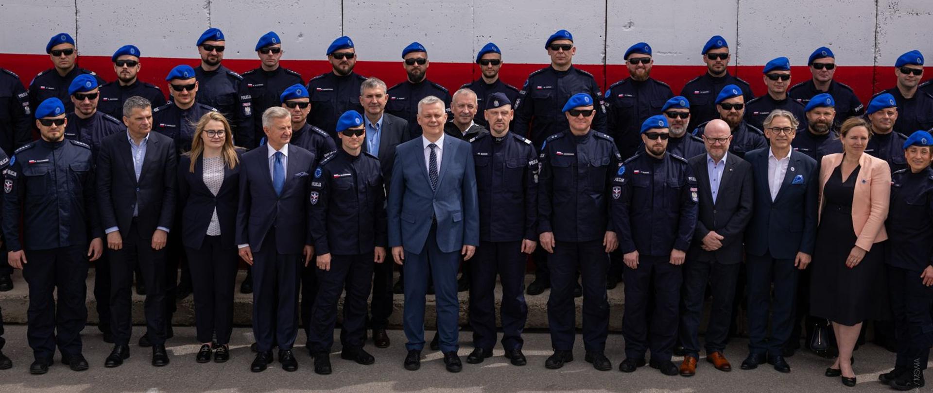 Minister Tomasz Siemoniak spotkał się z polskimi policjantami, którzy służą w Kosowie w ramach misji EULEX