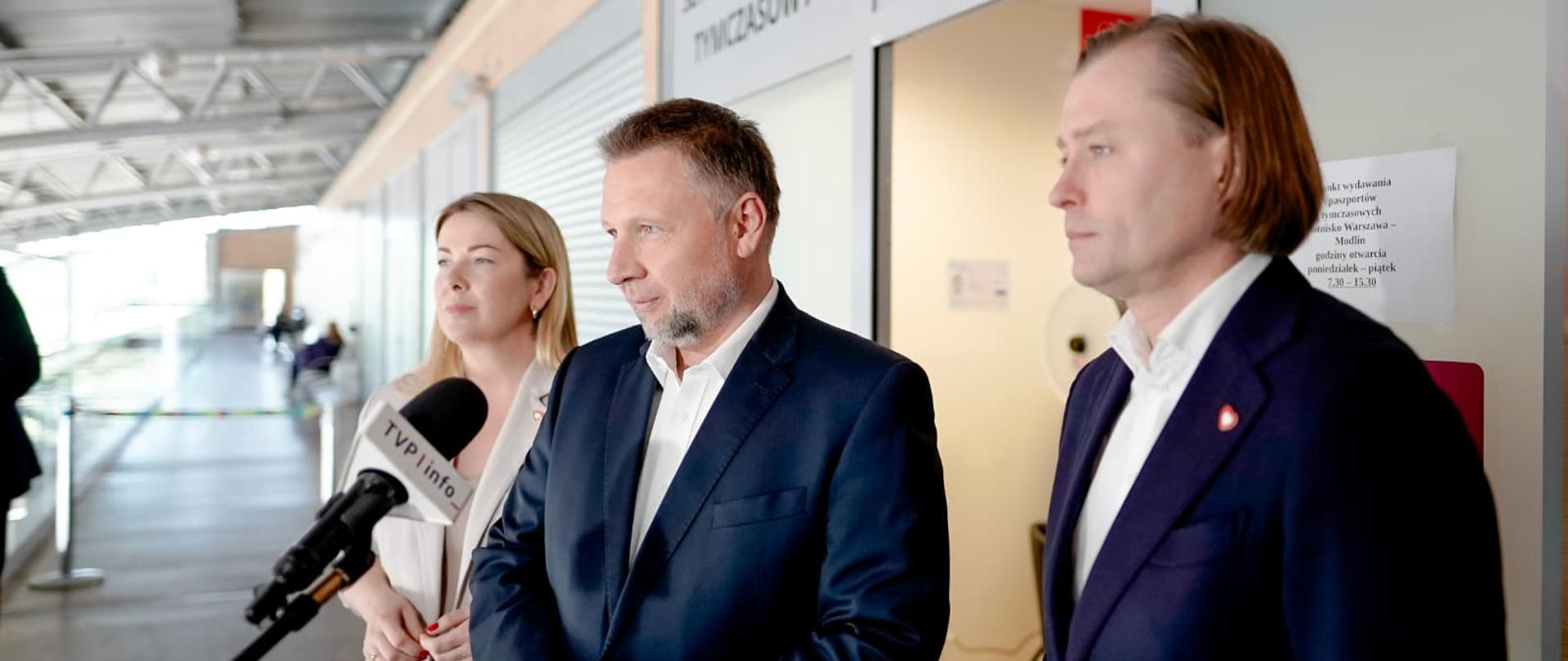 Minister Marcin Kierwiński i wiceminister Magdalena Roguska odwiedzili nowo otwarty punkt wydawania paszportów tymczasowych na lotnisku Modlin