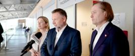 Minister Marcin Kierwiński i wiceminister Magdalena Roguska odwiedzili nowo otwarty punkt wydawania paszportów tymczasowych na lotnisku Modlin
