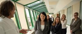 zdjęcie wiceminister zdrowia Katarzyny Kacperczyk z konferencji prasowej w Instytucie Hematologii i Transfuzjologii