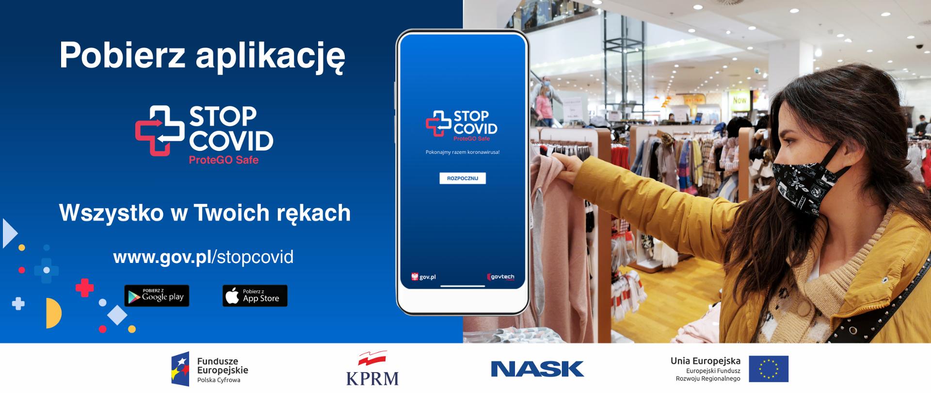 Z prawej strony - zdjęcie kobiety w maseczce oglądającej w sklepie wiszące na wieszaku ubranie. Z lewej strony - granatowe tło, a na nim tekst STOP COVID - ProteGO Safe. Wszystko w Twoich rękach. www.gov.pl/stopcovid. Na środku ekran telefonu komórkowego, na którym wyświetla się ekran startowy aplikacji STOP COVID - ProteGO Safe.