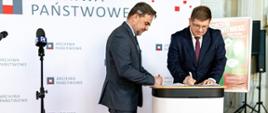 Rusza konkurs „Bez korzeni nie zakwitniesz. Moja Wielka i Mała Ojczyzna”, wiceminister Tomasz Rzymkowski i przedstawiciel Archiwów Państwowych podpisują porozumienie.