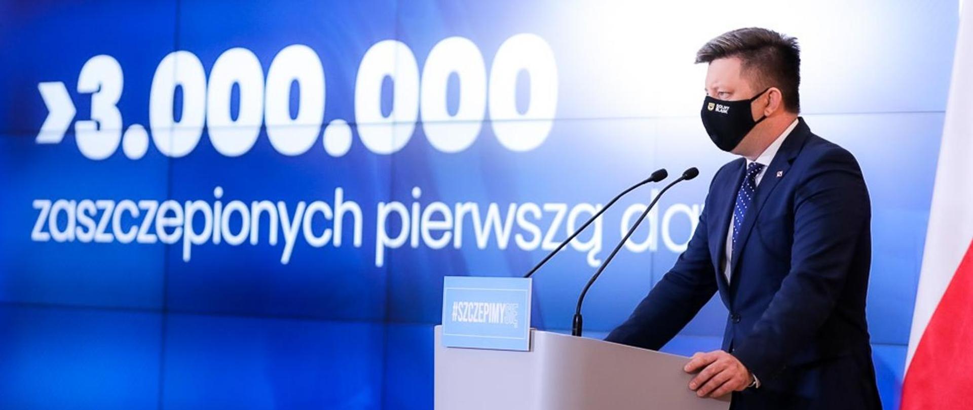 Minister Michał Dworczyk podczas konferencji prasowej.
