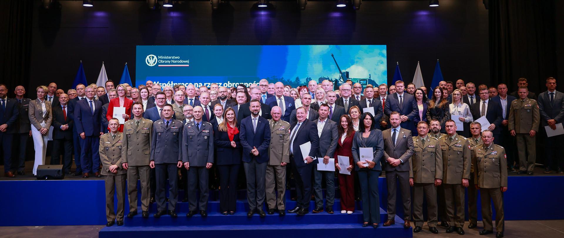 29 września 2026 r. w Muzeum Wojska Polskiego (Cytadela Warszawska), Władysław Kosiniak-Kamysz wicepremier - minister obrony narodowej oraz Magdalena Sobkowiak-Czarnecka sekretarz stanu w MON wzięli udział w uroczystości wręczenia umów 86 polskim przedsiębiorcom na wykonanie zadań na rzecz Sił Zbrojnych RP w 2026 r. Fot. Krzysztof Niedziela/MON 