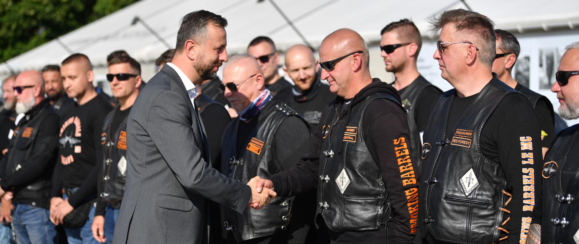 3 września 2026 roku, przed Grobem Nieznanego Żołnierza w Warszawie odbyła się uroczysta inauguracja 2. Mundurowego Rajdu Motocyklowego „Szlakiem Historii – Marsz Czarnej Brygady”. W wydarzeniu udział wziął wicepremier-minister obrony narodowej Władysław Kosiniak-Kamysz.