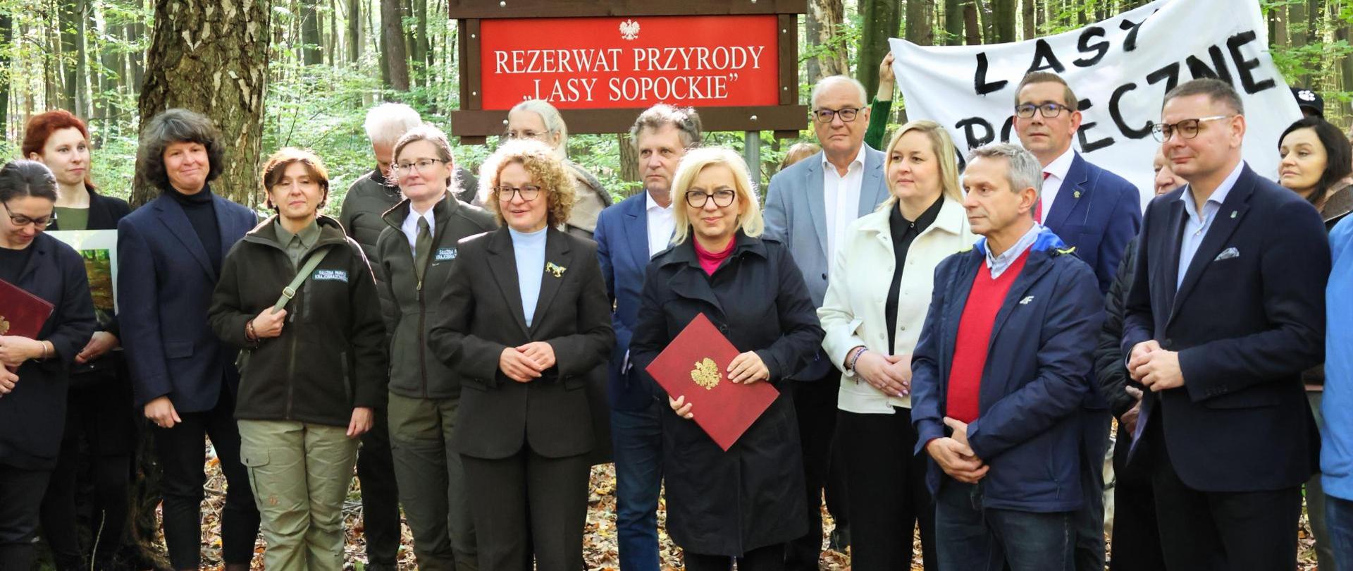 W uroczystym podpisaniu zarządzenia o utworzeniu rezerwatu Lasy Sopockie uczestniczyła ministra klimatu i środowiska Paulina Hennig-Kloska