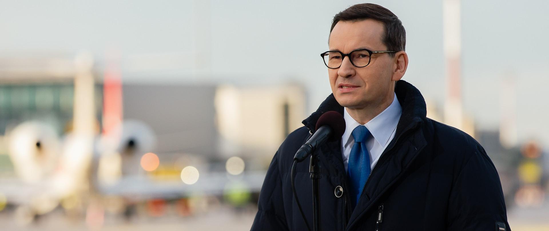 Premier Mateusz Morawiecki podczas konferencji prasowej na WPL przed wylotem do Berlina.