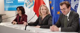 Na zdjęciu wiceminister funduszy i polityki regionalnej Jan Szyszko podczas konferencji w towarzystwie innych uczestników