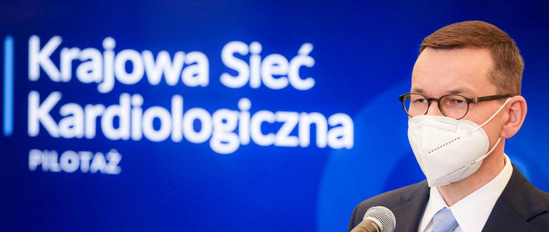 Premier na tle napisu Krajowa Sieć Kardiologiczna.