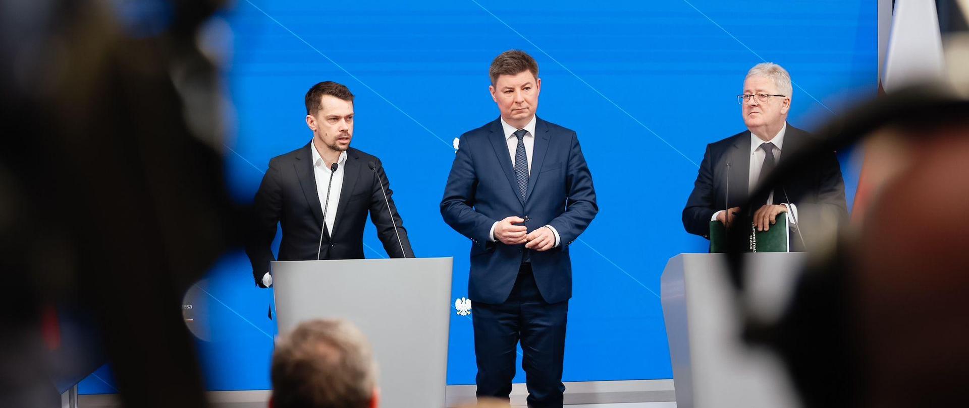 Ministrowie podczas konferencji.