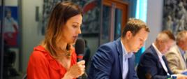Minister Sportu Danuta Dmowska-Andrzejuk przemawia do mikrofonu. 
