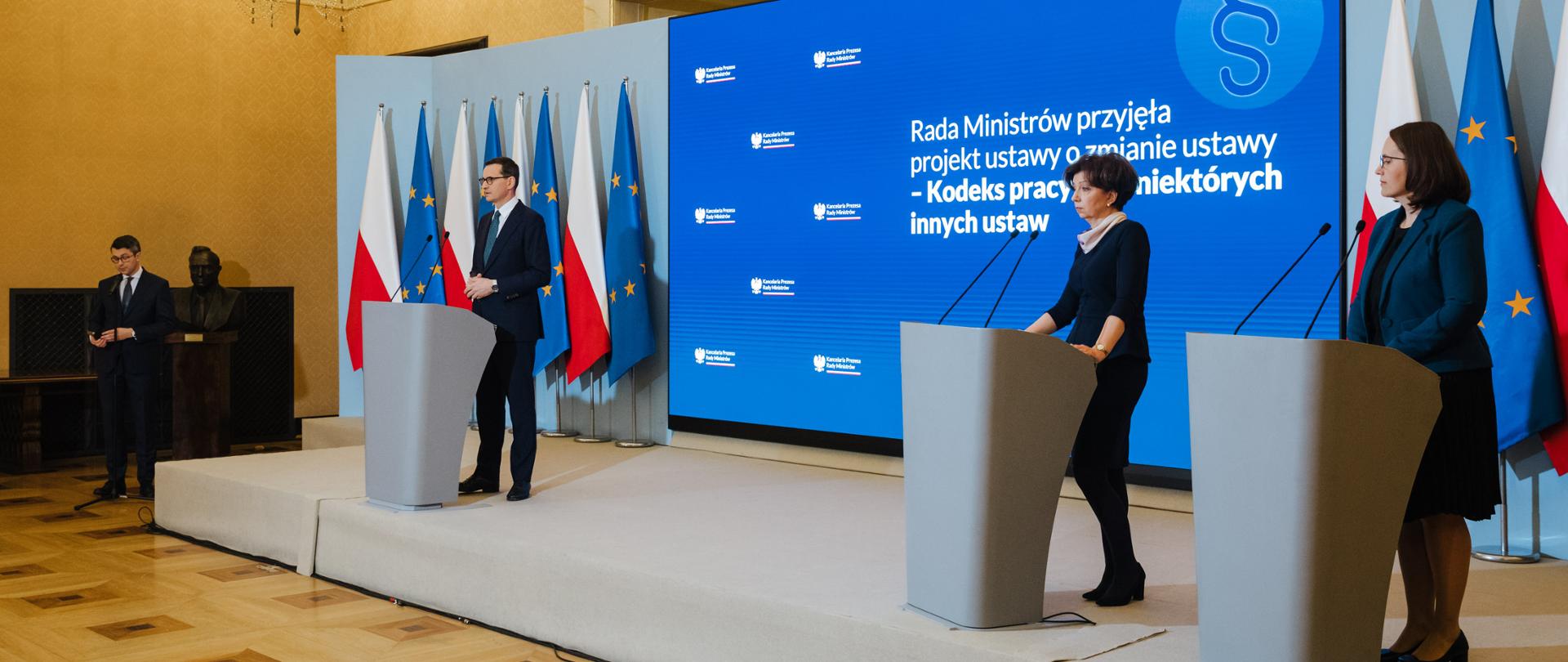 Premier Mateusz Morawiecki podczas konferencji prasowej dot. Kodeksu pracy