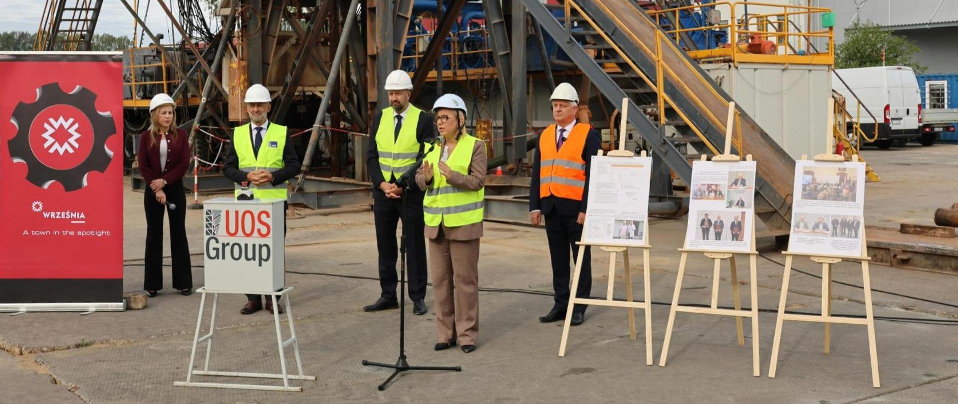 Ministra klimatu i środowiska Paulina Hennig-Kloska na konferencji prasowej, na której miało miejsce symboliczne uruchomienie próbnego odwiertu geotermalnego we Wrześni