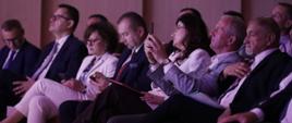 Konferencja poświęcona funduszom europejskim na Akademii Wyższej Szkoły Biznesu w Żywcu, od lewej siedzą: Dyrektor Departamentu Programów Infrastrukturalnych MFiPR Jarosław Orliński, Dyrektor Departamentu Europejskiego Funduszu Społecznego MFiPR Piotr Krasuski, Dyrektor Departamentu Programów Wsparcia Innowacji i Rozwoju MFiPR Małgorzata Szczepańska