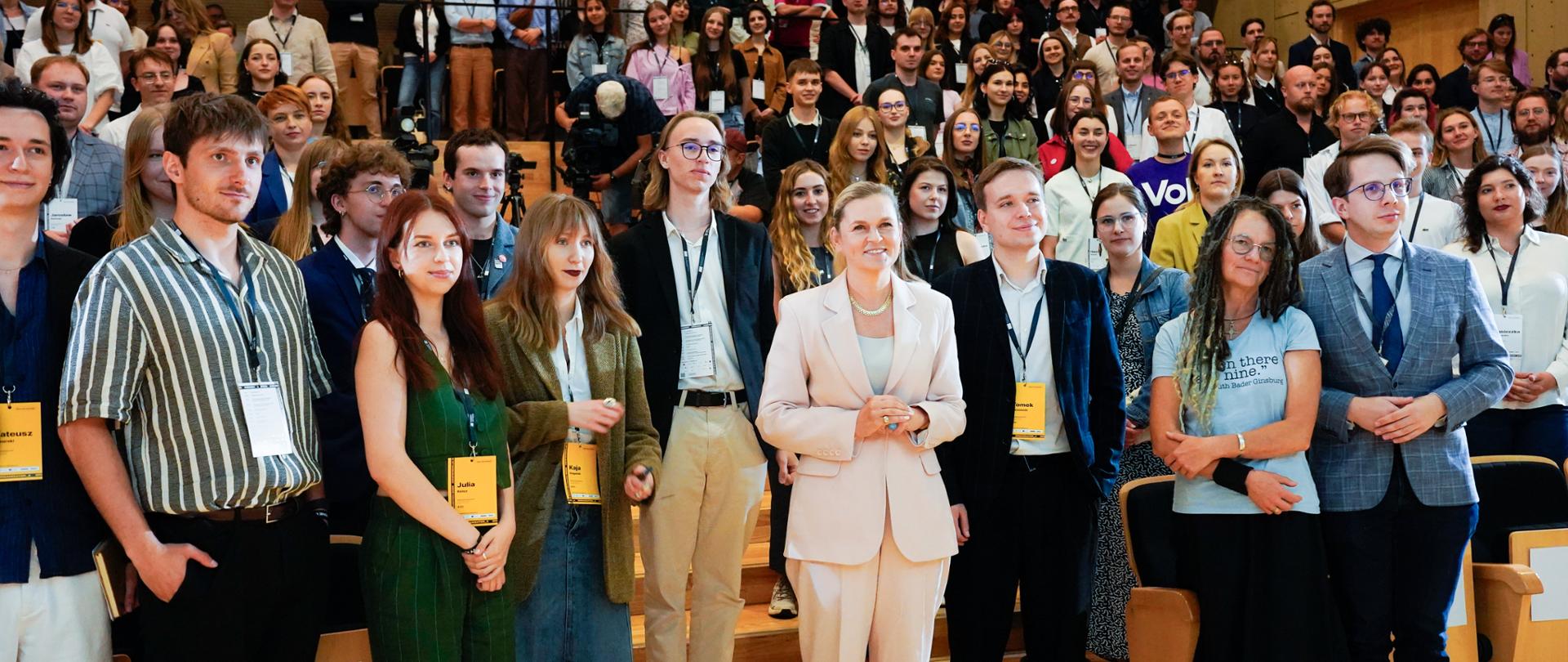 Minister Edukacji pozuje do zdjęcia razem ze wszystkimi uczestnikami konferencji