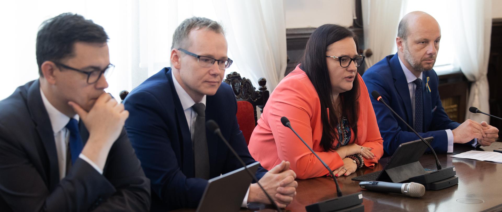 Cztery osoby siedzą za stołem obok siebie. Od lewej: przedstawiciele MFiPR, wicemnister Małgorzata Jarosińska-Jedynak, prezydent Miasta Rzeszowa Konrad Fijołek. 