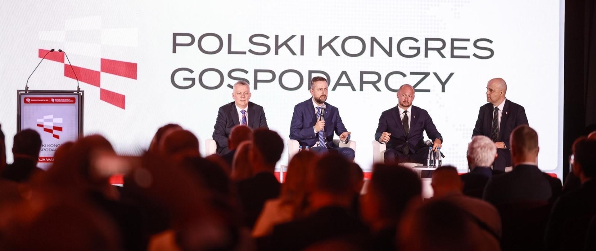21 maja 2025 r. w Warszawie, Władysław Kosiniak-Kamysz, wicepremier-minister obrony narodowej uczestniczył w Polskim Kongresie Gospodarczym, podczas którego liderzy gospodarki, polityki i nauki zmierzą się z kluczowymi wyzwaniami stojącymi przed Polską i Europą.