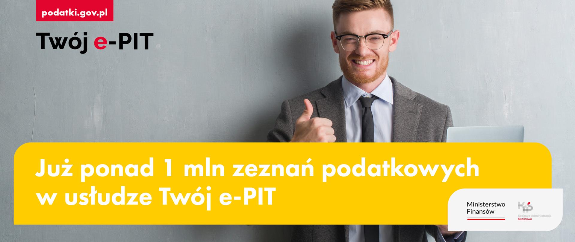 Mężczyzna z podniesionym kciukiem. Już ponad 1 mln zeznań podatkowych w usłudze Twój e-PIT. podatki.gov.pl, Twój e-PIT.
