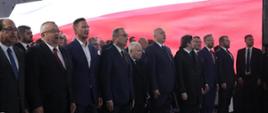 Uroczystość otwarcia tunelu pod Świną, na pierwszym planie uczestnicy wydarzenia - wicepremier rządu Jarosław Kaczyński, po jego lewej stronie stoi prezydent Świnoujścia Janusz Żmurkiewicz, a po prawej europoseł PiS Joachim Brudziński