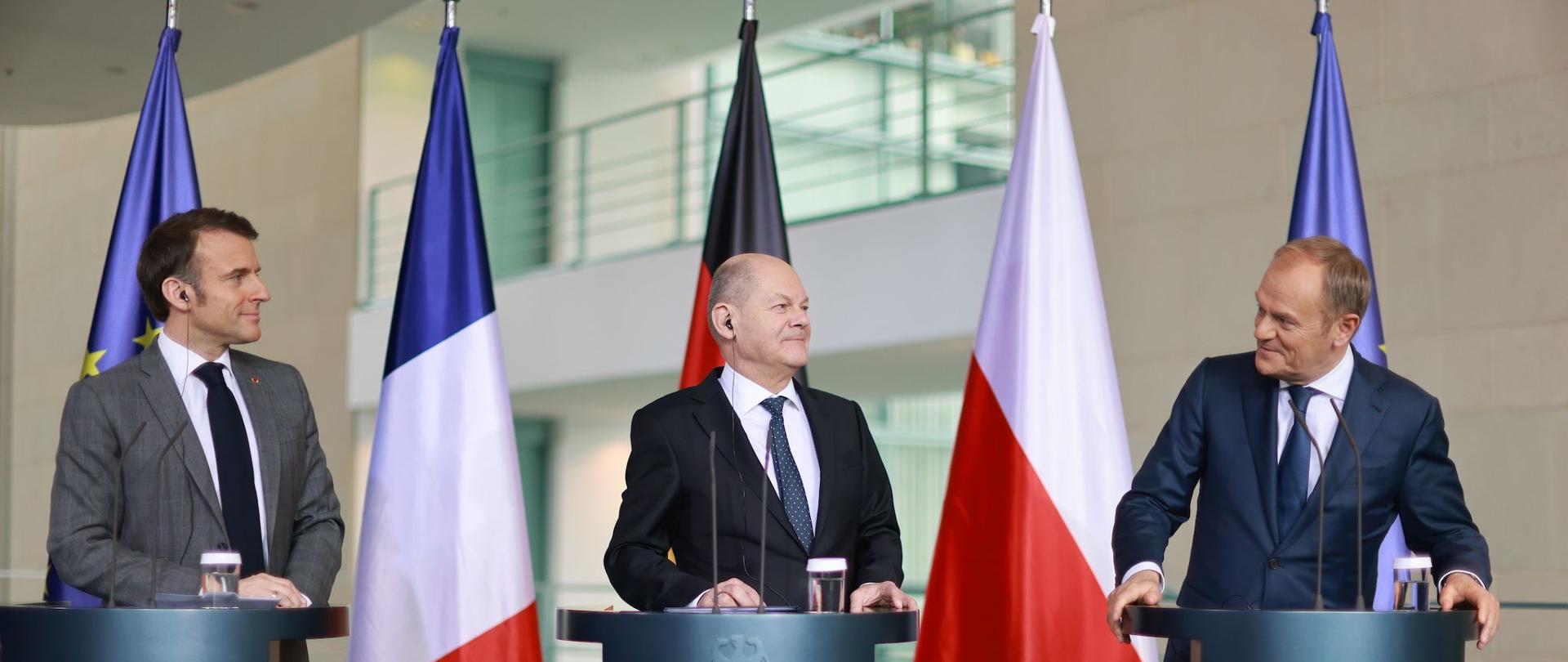 Premier Donald Tusk podczas oświadczenia dla prasy z Prezydentem Francji i Kanclerzem RFN w Berlinie.