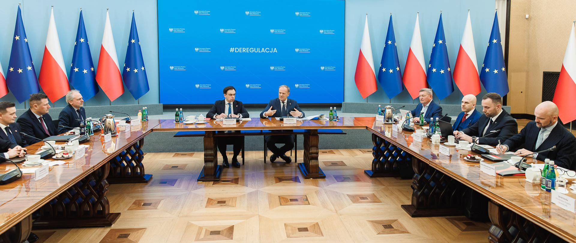 Premier Donald Tusk podczas spotkania strony społecznej i rządowej w sprawie deregulacji