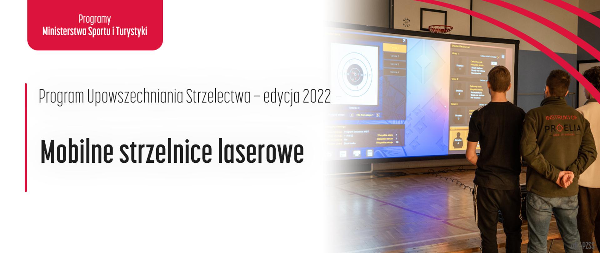Na grafice, po prawej stronie znajduje się zdjęcie z pierwszych zajęć dla młodzieży szkolnej na mobilnej strzelnicy laserowej. Po lewej stronie na białym tle znajduje się czarny napis: Program Upowszechniania Strzelectwa - edycja 2022. Mobilne strzelnice laserowe. W prawym górnym rogu grafiki znajduje się fragment czerwone pole z białym napisem: Programy Ministerstwa Sportu i Turystyki. 