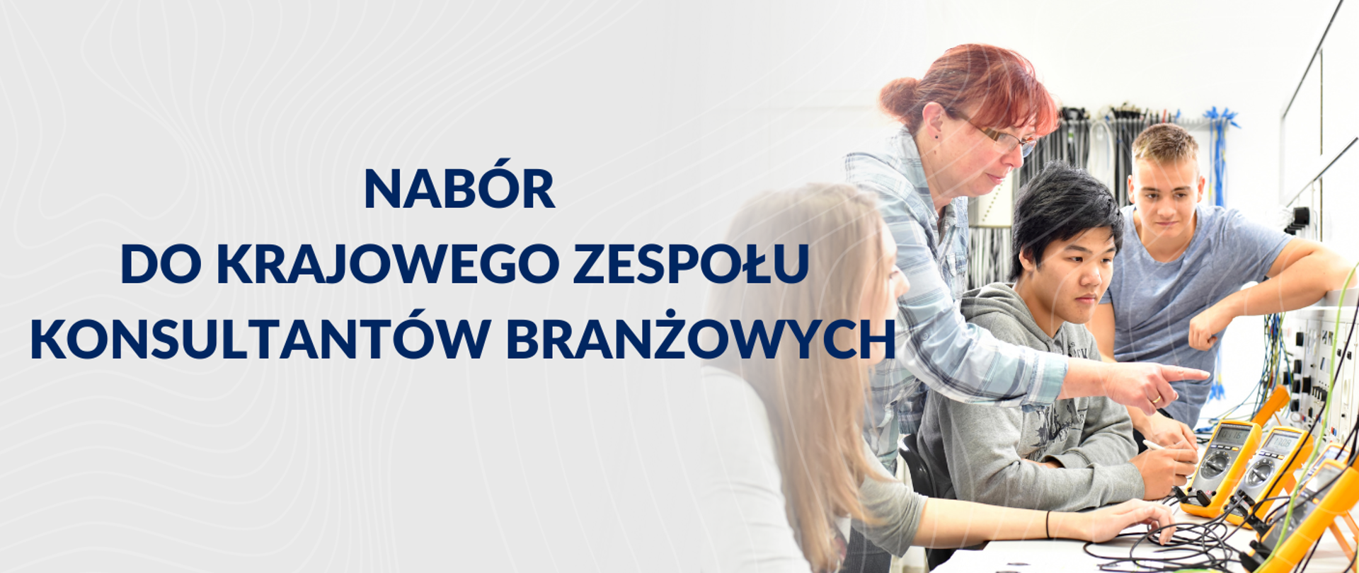 Baner informacyjny promujący nabór do Krajowego Zespołu Konsultantów Branżowych. Po lewej stronie na białym tle znajduje się duży, ciemnoniebieski napis "NABÓR DO KRAJOWEGO ZESPOŁU KONSULTANTÓW BRANŻOWYCH". Po prawej stronie widać scenę z laboratorium lub pracowni, gdzie kobieta w okularach wskazuje coś dwóm uczniom przy sprzęcie elektronicznym.