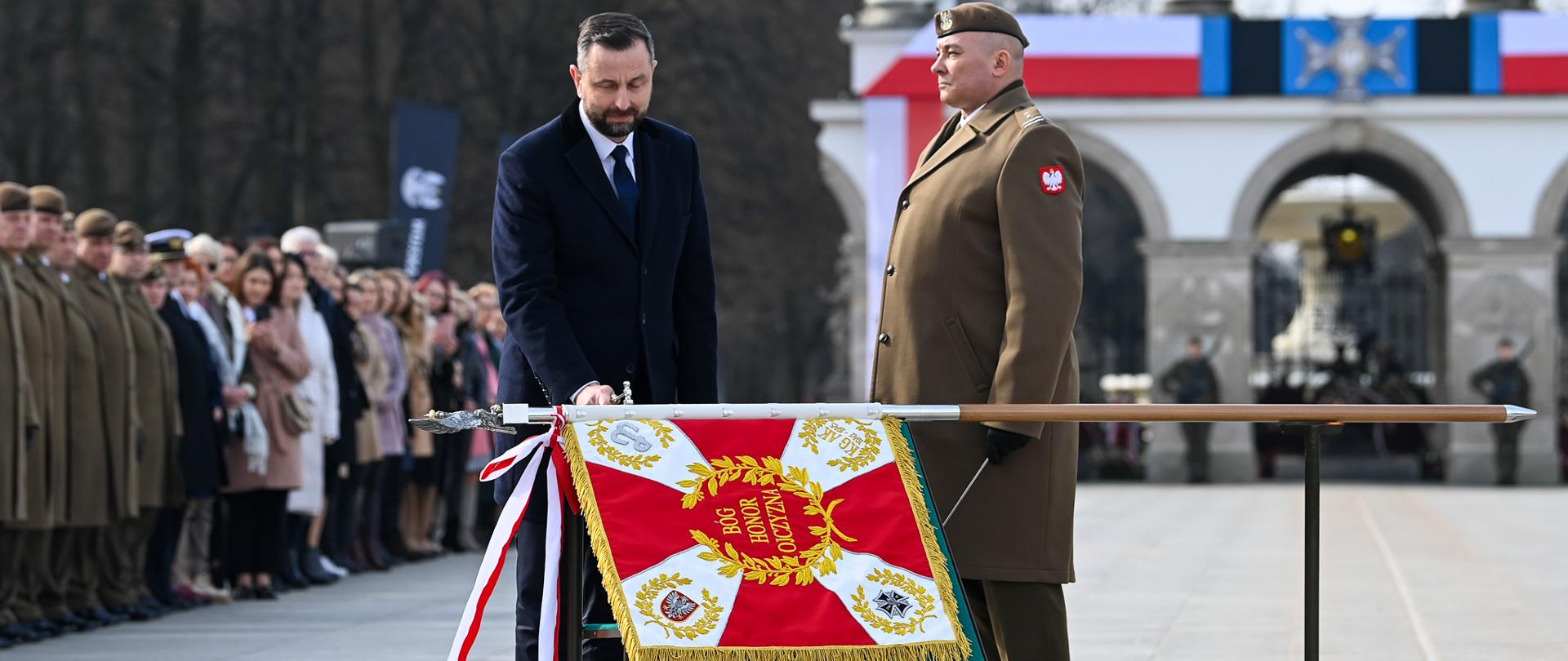 1 marca 2024 r., na Placu Marszałka Józefa Piłsudskiego w Warszawie, Władysław Kosiniak – Kamysz, wicepremier - minister obrony narodowej, wziął udział w uroczystości wręczenia sztandaru wojskowego Dowództwu Wojsk Obrony Terytorialnej. Fot. st. kpr. Wojciech Król/CO MON