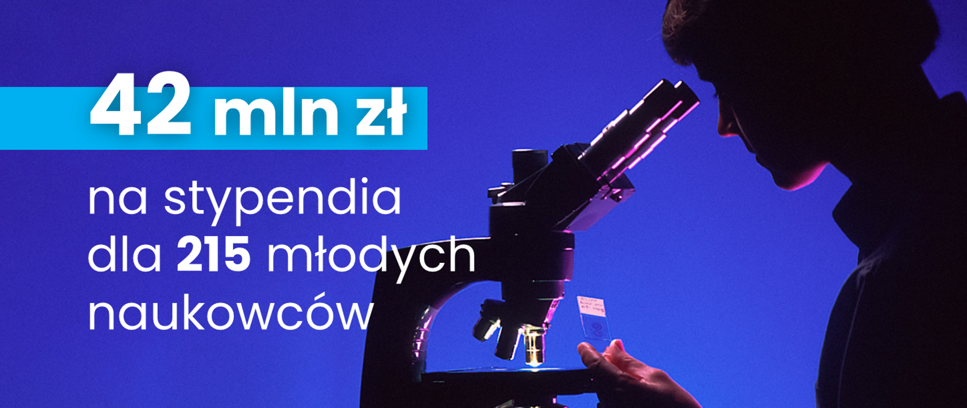 Grafika - na niebieskim tle sylwetka naukowca przy mikroskopie i napis 42 mln zł na stypendia dla wybitnych młodych naukowców.