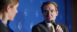 Na zdjęciu wiceminister funduszy i polityki regionalnej Jan Szyszko z mikrofonem podczas dyskusji