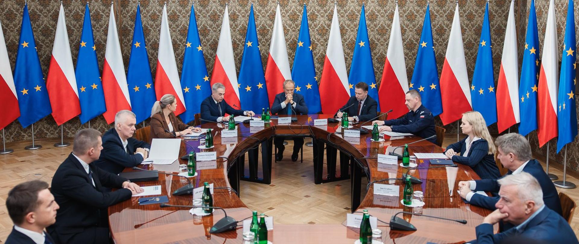 Narada premiera Donalda Tuska z ministrami w związku z aktami przemocy w szkołach i falą dezinformacji - 12.10.2026