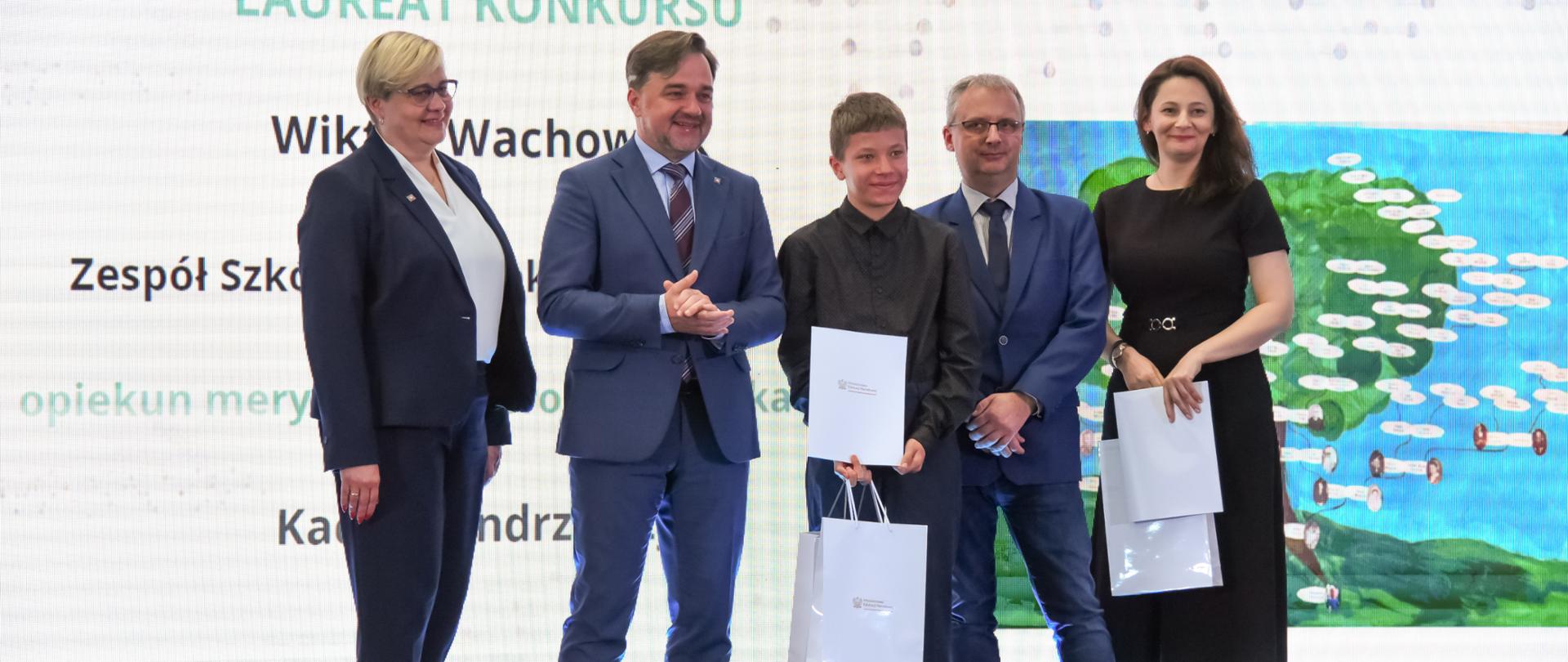 Gala 4. edycji konkursu „Bez korzeni nie zakwitniesz. Moja Wielka i Mała Ojczyzna” Na scenie laureat odbiera nagrodę