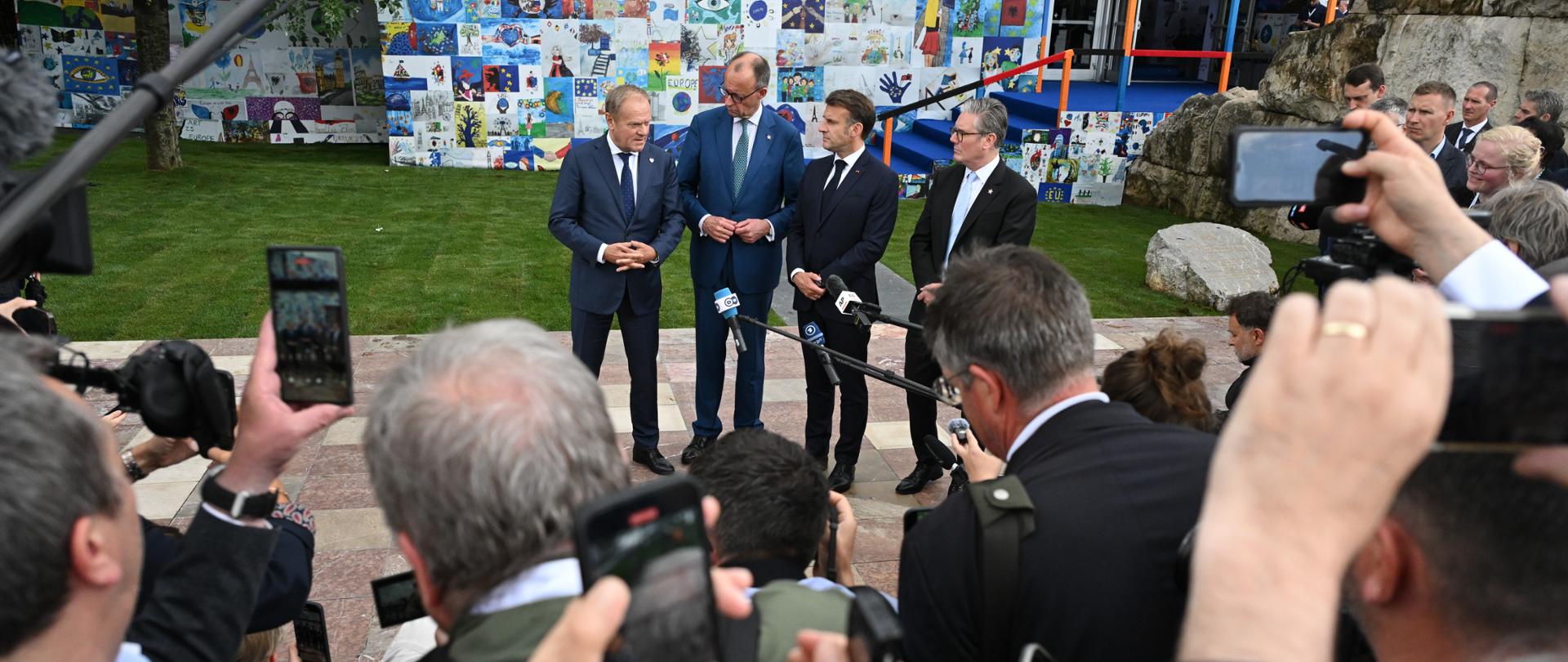Wspólne oświadczenie liderów Polski, Niemiec, Francji i Wielkiej Brytanii: Premier Donald Tusk, Kanclerz Niemiec Friedrich Merz, Prezydent Francji Emmanuel Macron, Premier Wielkiej Brytanii Keir Starmer.