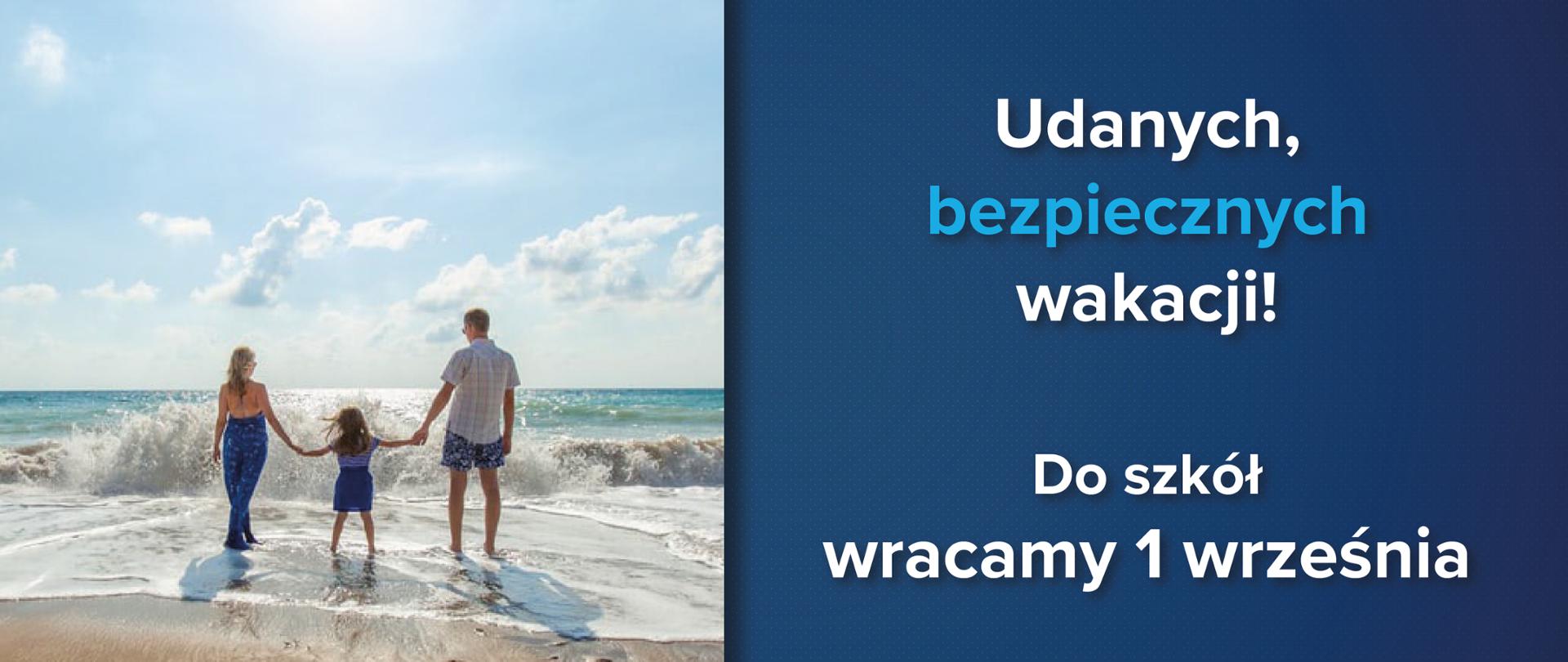Rodzina na plaży trzyma się za ręce i patrzy w morze. Po prawo tekst na niebieskim tle: "Udanych, bezpiecznych wakacji! Do szkół wracamy 1 września"