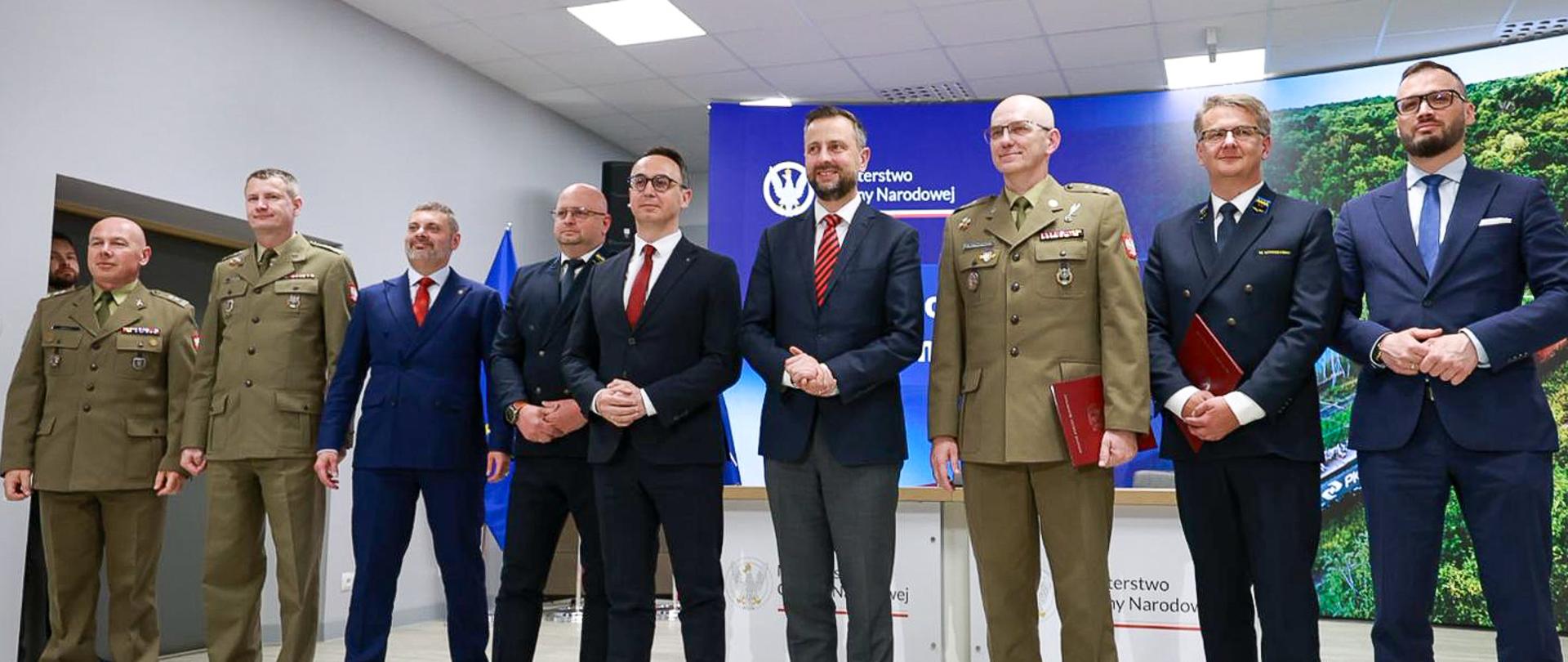11 maja 2026 r. w Warszawie, Władysław Kosiniak - Kamysz wicepremier - minister obrony narodowej wraz z ministrem infrastruktury Dariuszem Klimczakiem wzięli udział w podpisaniu porozumienia pomiędzy MON i PKP Cargo o współpracy w obszarze kolejowego transportu wojskowego. Fot. Krzysztof Niedziela/MON
