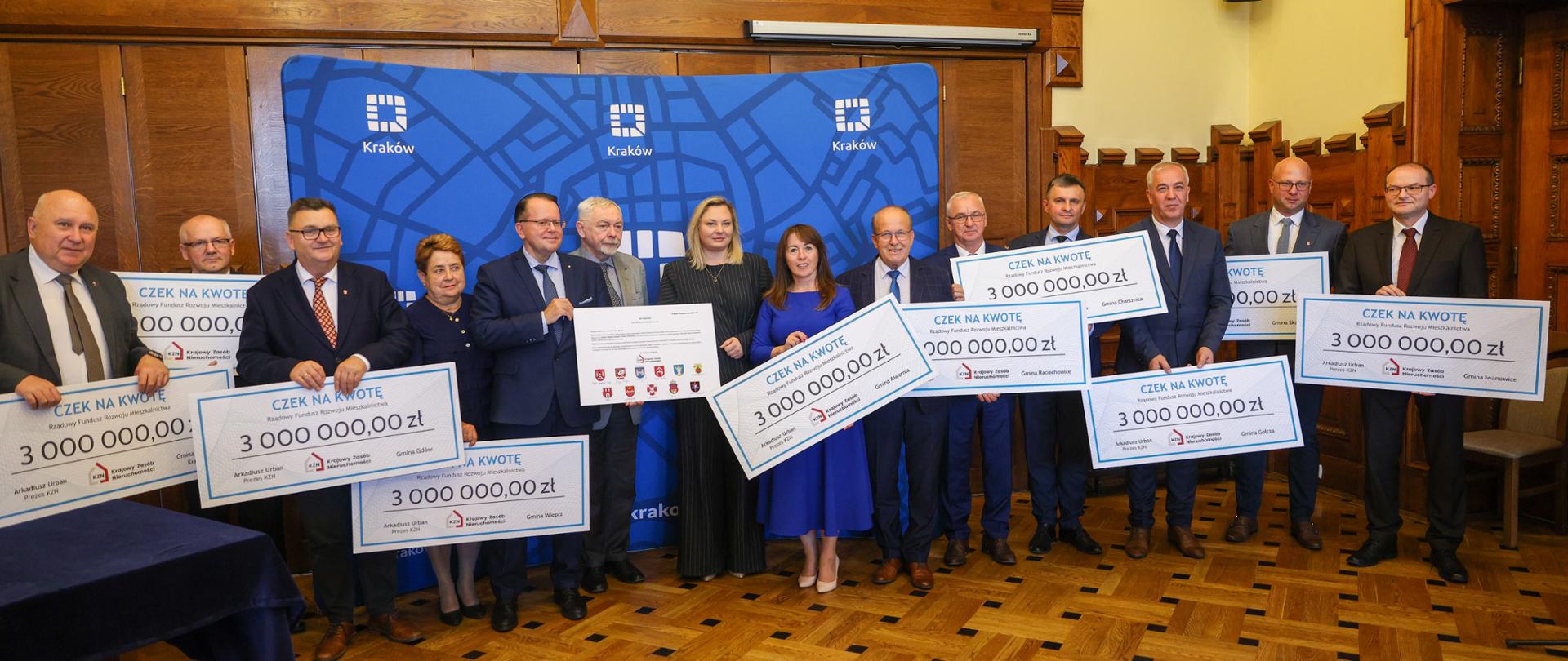 Grupa osób stoika. obok siebie. W środku stoi wiceminister Ewelina Owczarska.