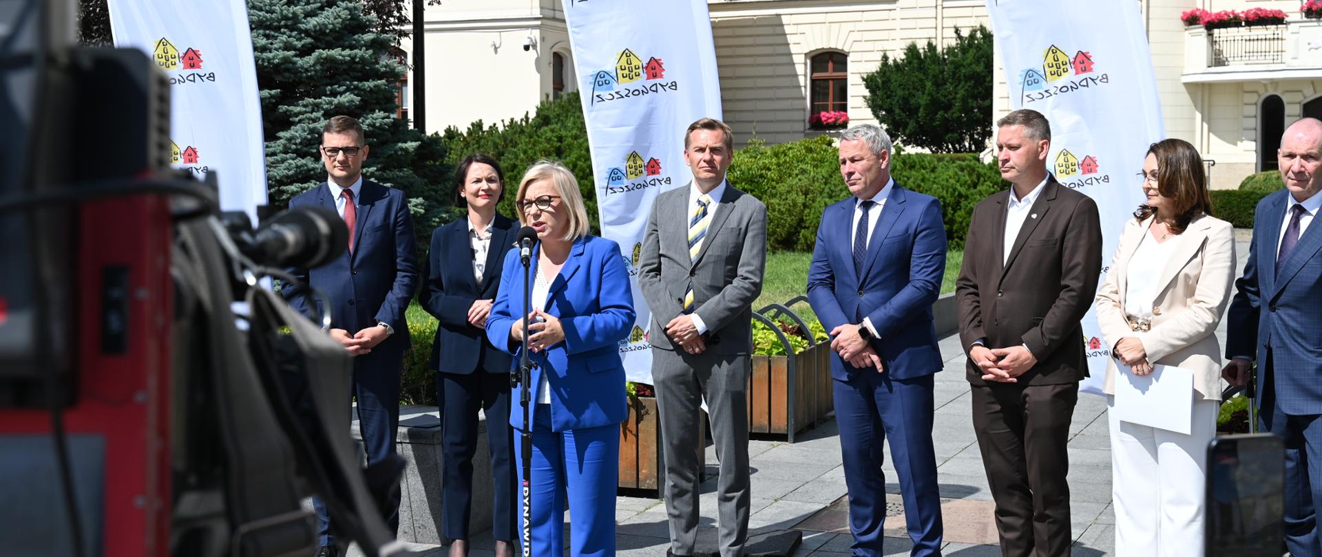 Ministra klimatu i środowiska przemawia podczas konferencji prasowej w Bydgoszczy 