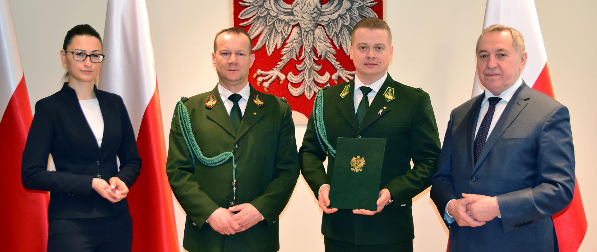 od lewej: wiceminister Małgorzata Golińska, Rafał Malec, Albert Kołodziejski, minister Henryk Kowalczyk