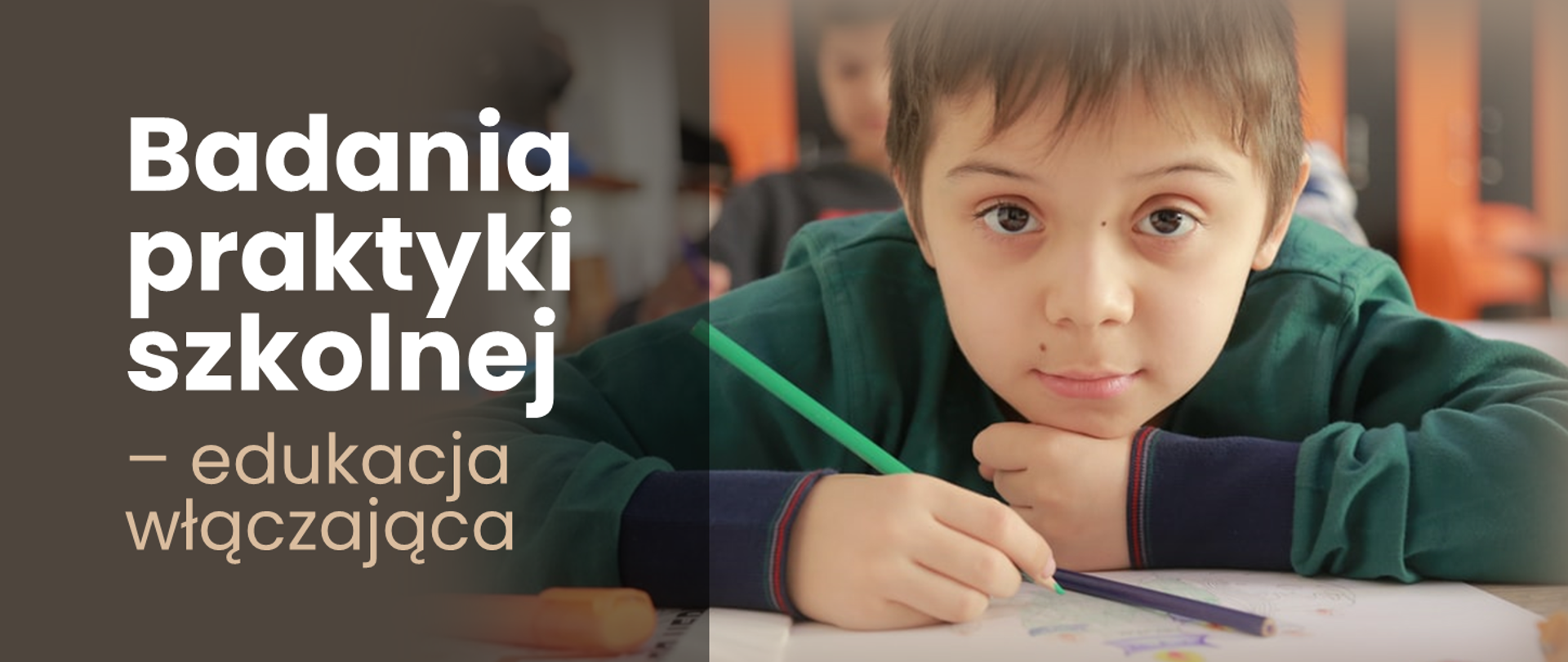 Grafika - chłopiec trzymający kredkę i napis Badania praktyki szkolnej – edukacja włączającaBadania praktyki szkolnej – edukacja włączająca.