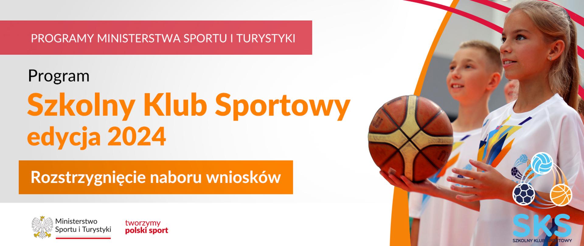 Dziewczynka w białej koszulce sportowej trzymająca w ręce piłkę do koszykówki. Obok napis Programy Ministerstwa Sportu i Turystyki, Program Szkolny Klub Sportowy edycja 2024. Rozstrzygnięcie naboru wniosków.
