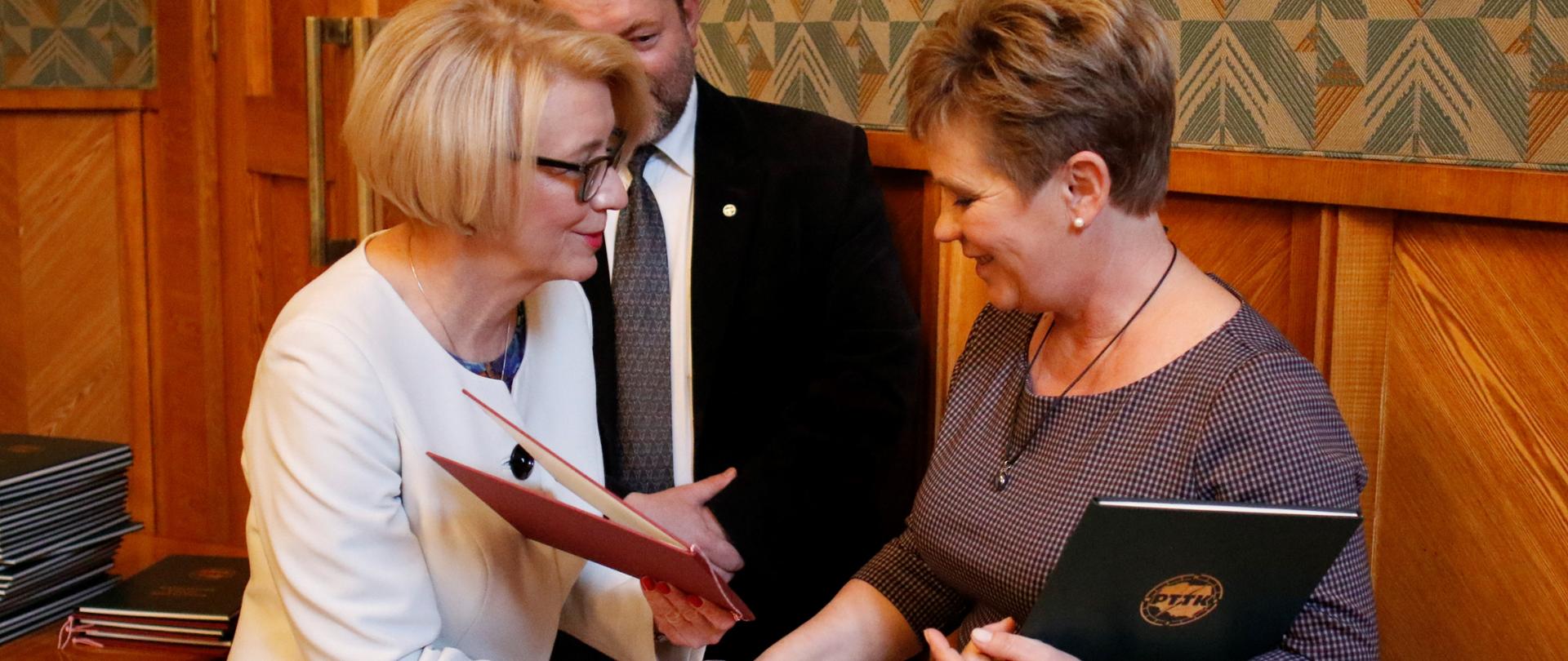 Nauczyciel Kraju Ojczystego” – uroczysta gala w Ministerstwie Edukacji Narodowej. Minister wręcza dyplom nauczycielce. 