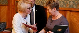 Nauczyciel Kraju Ojczystego” – uroczysta gala w Ministerstwie Edukacji Narodowej. Minister wręcza dyplom nauczycielce. 