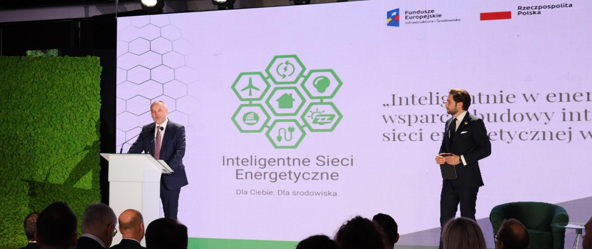 Podsekretarz stanu w Ministerstwie Klimatu i Środowiska Piotr Dziadzio podczas konferencji "Inteligentnie w energetyce"