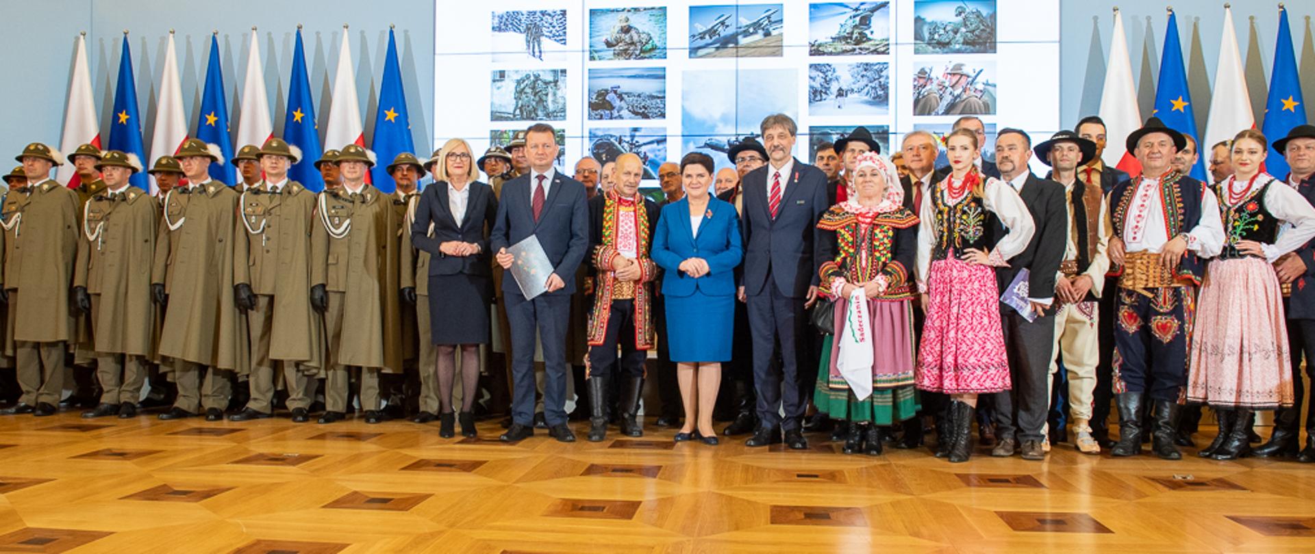 Wicepremier Beata Szydło wraz szefem MON Mariuszem Błaszczakiem podczas grupowego zdjęcia z żołnierzami 21. Brygady Strzelców Podhalańskich oraz przedstawicielami Sądecczyzny