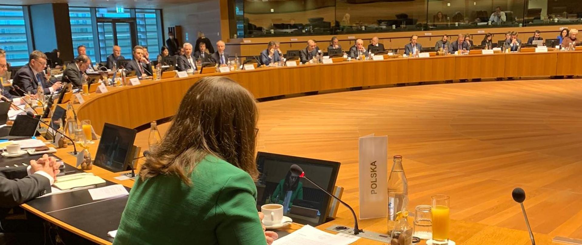 Magdalena Rzeczkowska przemawia podczas posiedzenie ECOFIN w Luksemburgu