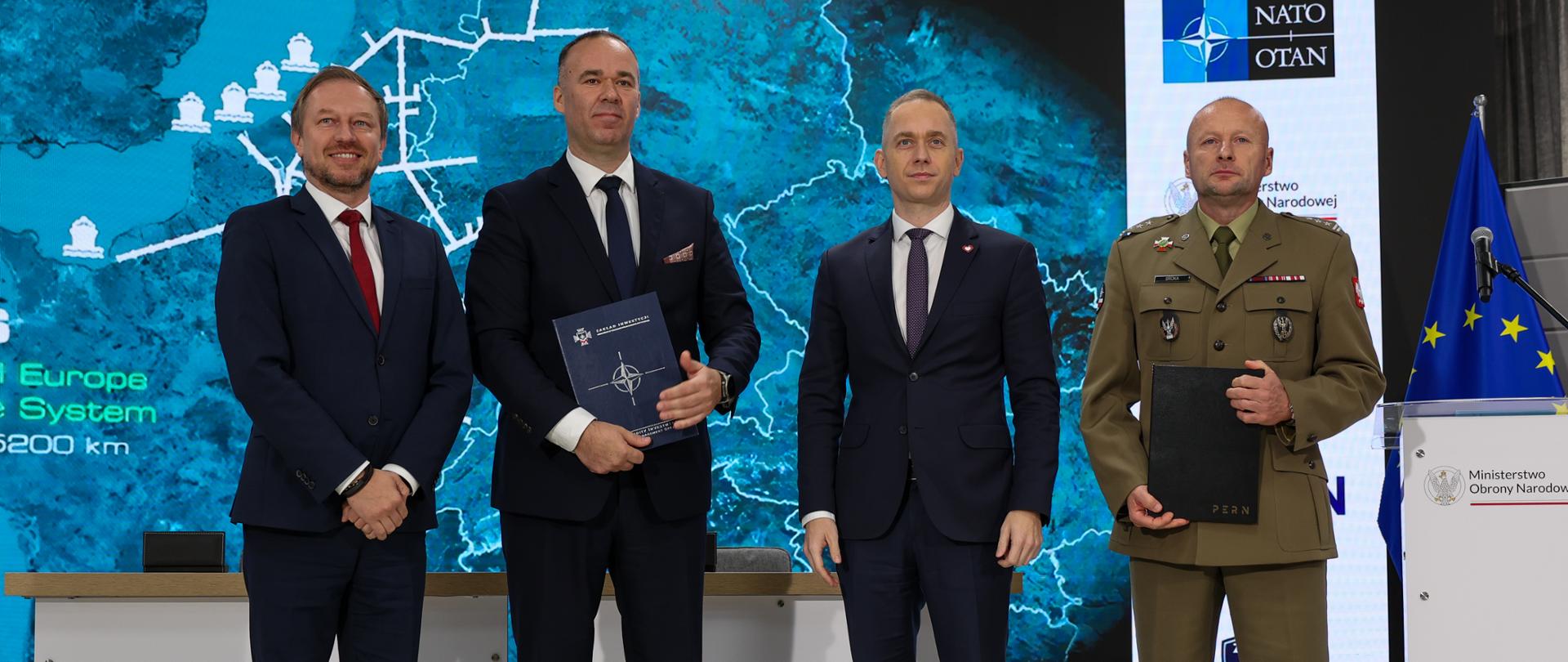 3 października 2025 r. w Warszawie, w obecności Cezarego Tomczyka, sekretarza stanu w MON zostało podpisane wstępne porozumienie o współpracy pomiędzy Zakładem Inwestycji Organizacji Traktatu Północnoatlantyckiego (ZIOTP) oraz PERN S.A przy realizacji programu rozbudowy polskiej infrastruktury paliwowej w celu przyłączenia jej do systemu rurociągów NATO. Projekt ma kluczowe znaczenie dla wzmocnienia bezpieczeństwa energetycznego i obronnego państwa. Fot. Krzysztof Gumul/WCEO