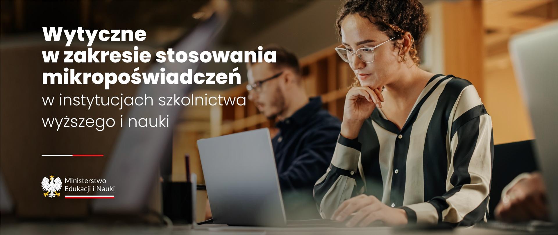 Młoda kobieta siedzi przy komputerze, obok napis Wytyczne w zakresie stosowania mikropoświadczeń w instytucjach szkolnictwa wyższego i nauki.
